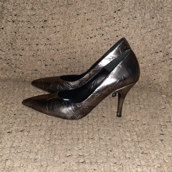 SACHA LONDON-Pewter/Silver Metallic Leather Stilettos-Floral Embossed-Sz 8-NWOB - Picture 2 of 9